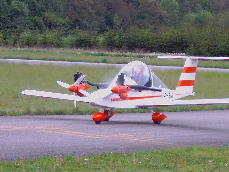 Avión ultraligero canard en vuelo