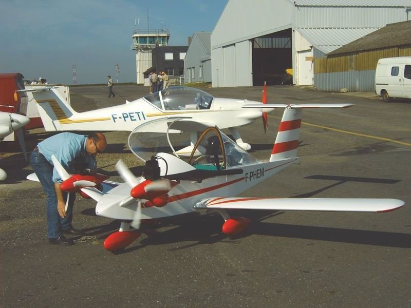 Avión plateado en exhibición